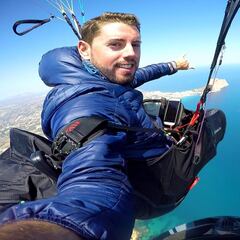 Muere un chico de 29 años al tirarse en parapente desde una cementera en Alicante