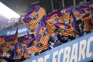 Un gran grupo de seguidores del Barcelona no han querido perderse la presentaci¨®n de Xavi Hern¨¢ndez.