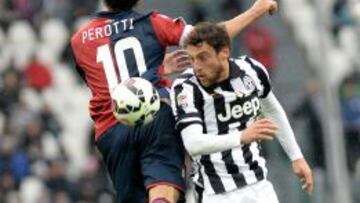 Juventus&#039; Claudio Marchisio, right, and Genoa&#039; Diego Perotti go for the ball during a Serie A soccer match at the Juventus stadium, in Turin, Italy, Sunday, March 22, 2015. (AP Photo/Massimo Pinca)