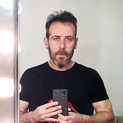 Antonio Molero comparte una foto haciéndole una peineta a Abascal y luego la borra