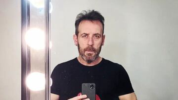 Antonio Molero comparte una foto haciéndole una peineta a Abascal y luego la borra