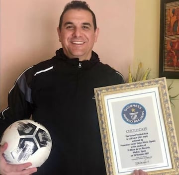 Javi Galán posa con el diploma que le acredita como Récord Guinness al chut más potente del mundo, con 129 km/h.