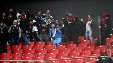 Los ultras del Olympique de Marsella y los antidisturbios dentro del estadio de San Mamés.