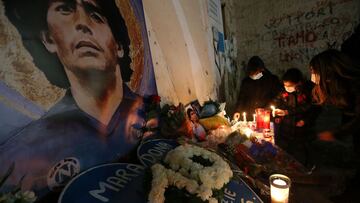 Aficionados del N&aacute;poli prenden velas en un altar de Diego Maradona luego de su muerte.