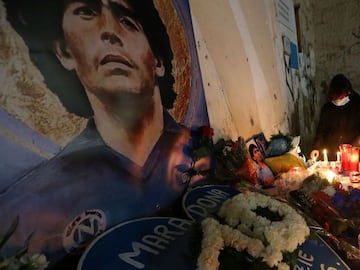Aficionados del N&aacute;poli prenden velas en un altar de Diego Maradona luego de su muerte.