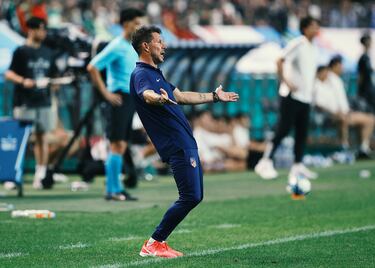 El técnico argentino del Atlético de Madrid se lamenta tras el fallo de uno de sus jugadores.