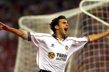 CLAUDIO PIOJO LOPEZ CELEBRA EL TERCER  GOL DEL VALENCIA EN LA FINAL DE LA COPA DEL REY QUE ESTE EQUIPO DISPUTA AL ATLETICO DE MADRID EN EL ESTADIO OLIMPICO DE SEVILLA.EFE/EMILIO MORENATTI/IMAGEN DIGITAL.