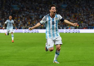 El argentino, considerado como el mejor jugador de la historia. Su mejor actuación hasta el momento fue en Brasil 2014, donde fue subcampeón y anotó cuatro goles. Ha participado en cinco Mundiales: Alemania, Sudáfrica, Brasil, Rusia y Qatar.
