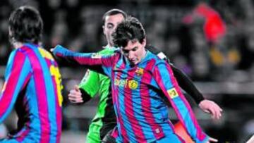 <b>ANTE EL RACING. </b>Messi trata de superar a Coltorti desde lejos.