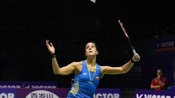 Carolina Marín devuelve una bola ante Kento Momotadurante la final del China Open 2018.
