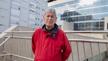 Manolín Bueno posa para As cerca del mítico bar La Escalerilla.