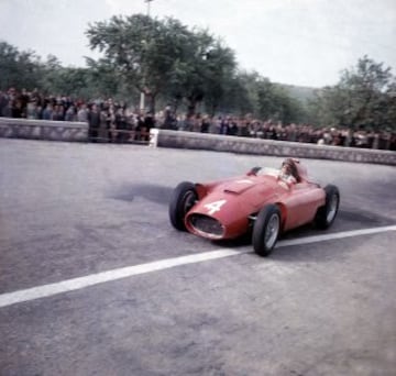 El rojo de Ferrari continuó desde 1952 hasta nuestros días. Juan Manuel Fangio aparece en la imagen conduciendo el Ferrari-Lancia D50 que fue protagonista en 1956 con el único toque en blanco del número del coche.