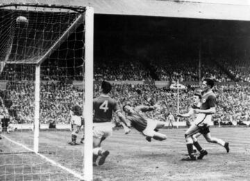 Gordon Banks in action for Leicester in the 1961 FA Cup Final against Tottenham.