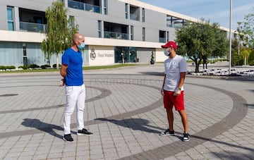 Zidane y Hazard hablando manteniendo la distancia. Una imagen que se verá habitualmente 