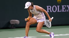 La tenista polaca Iga Swiatek celebra un punto durate su partido ante Emma Raducanu en el BNP Paribas Open, el WTA 1.000 de Indian Wells, en el Indian Wells Tennis Garden de Indian Wells, California.