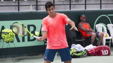 STO41. SANTO DOMINGO (REPÚBLICA DOMINICANA), 31/01/17.- El tenista Christian Garín (i) del equipo chileno participa en una sesión de entrenamiento hoy, martes 31 de enero de 2017, en el Parque del Este, en Santo Domingo (Repúbl