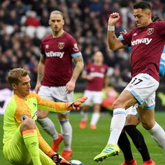 Con doblete, Chicharito igualó su peor marca goleadora en Europa