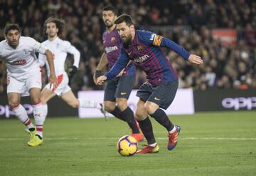 El jugador del Barcelona Messi marca el 2-0 al Eibar. Es su gol 400 en LaLiga. 