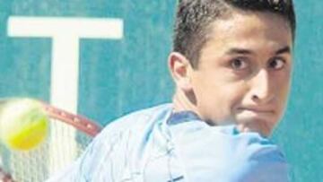 <b>CENTRADO. </b>Nicolás Almagro persigue la bola y el pase a semis.