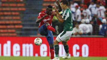 Medellín disputa un partido contra Deportivo Cali en el Atanasio.