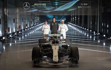 Toto Wolff, director ejecutivo de Mercedes F1, con los pilotos Lewis Hamilton y Valtteri Bottas