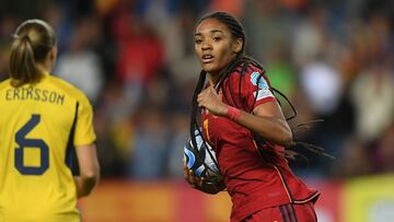 Spain's forward #07 Salma Paralluelo celebrates after scoring her team's first goal during the UEFA Women's Nations League group A4 football match between Spain and Sweden, at La Rosaleda stadium in Malaga on December 5, 2023. (Photo by JORGE GUERRERO / AFP)