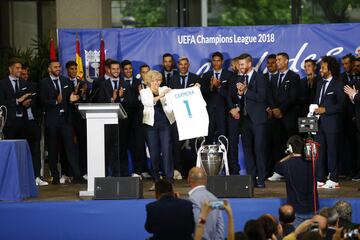 Manuela Carmena con los jugadores del Real Madrid en el ayuntamiento de Madrid con el trofeo de la Champions League la decimotercera para el club blanco 