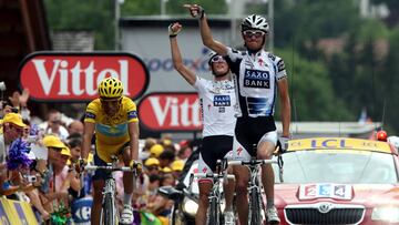 Frank Schleck y Andy Schleck celebran la victoria del primero por delante de Alberto Contador en la 17&ordf; etapa del Tour de Francia con final en Le Grand Bornand.