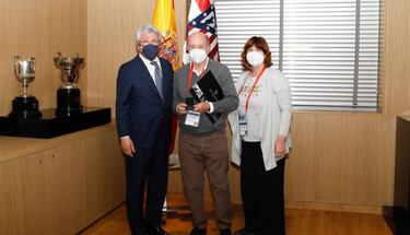 El Atlético cuida y homenajea a sus socios más veteranos
