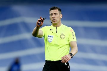 MADRID, SPAIN - JANUARY 26: Referee Cesar Soto Grado slooks on during the Copa Del Rey Quarter Final match between Real Madrid and Atletico de Madrid at Estadio Santiago Bernabeu on January 26, 2023 in Madrid, Spain. (Photo by Florencia Tan Jun/Getty Images)