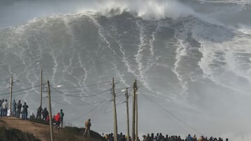 Una ola gigante a punto de romper en Praia do Norte, Nazaré (Portugal)