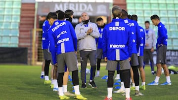 Luis C&eacute;sar, dando instrucciones a sus jugadores en el entrenamiento del Deportivo en M&eacute;rida.