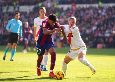 Duelo entre Lamine Yamal (FC Barcelona) y Luis Alfonso Espino (Rayo Vallecano).