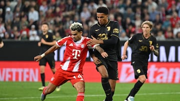 Soccer Football - Bundesliga - FC Augsburg v Bayern Munich - WWK Arena, Augsburg, Germany - August 30, 2025 Bayern Munich's Luis Diaz in action with FC Augsburg's Noahkai Banks REUTERS/Angelika Warmuth DFL REGULATIONS PROHIBIT ANY USE OF PHOTOGRAPHS AS IMAGE SEQUENCES AND/OR QUASI-VIDEO.