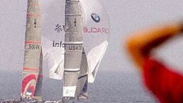 <b>LOUIS VUITTON. </b>Los barcos suizo y americano han protagonizado una bonita batalla mientras el viento subía de intensidad por encima de los veinte nudos.