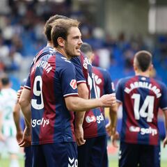 Bautista festeja su renovación en la despedida de Ipurua