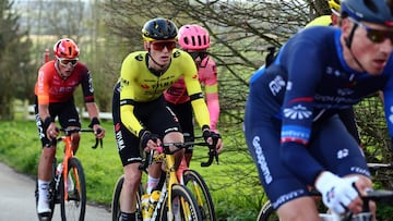 El ciclista del Visma - Lease a Bike Matteo Jorgenson compite durante la cl¨¢sica A Trav¨¦s de Flandes 2024.