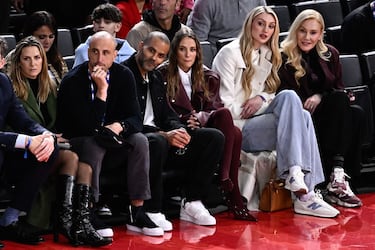 Manu Ginobili junto al que fuera su compañero durante 14 temporadas en San Antonio Spurs, Tony Parker, junto a sus respectivas parejas.