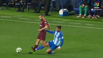 Jordi Alba sobrevive a este patadón de Samu García