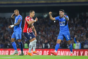 Gabriel Fernández de Cruz Azul celebra mientras Chicharito observa como el penalti es errado.