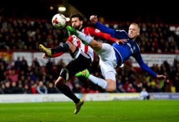 Patada de kárate del jugador del Brentford Yoann Barbet en el partido ante el Cardiff de la 'Sky Bet Championship' inglesa.