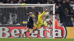 TURIN, ITALY - FEBRUARY 02: Gleison Bremer of Juventus anticipates Luis Maximiano in the SS Lazio goal to head the side into a 1-0 lead during the Coppa Italia Quarter Final match between Juventus FC and SS Lazio at Allianz Stadium on February 02, 2023 in Turin, Italy. (Photo by Jonathan Moscrop/Getty Images)