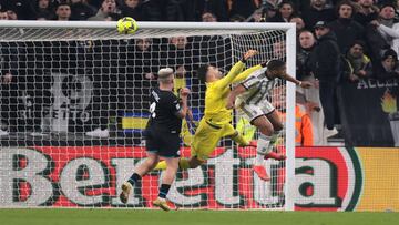 TURIN, ITALY - FEBRUARY 02: Gleison Bremer of Juventus anticipates Luis Maximiano in the SS Lazio goal to head the side into a 1-0 lead during the Coppa Italia Quarter Final match between Juventus FC and SS Lazio at Allianz Stadium on February 02, 2023 in Turin, Italy. (Photo by Jonathan Moscrop/Getty Images)