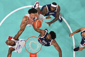 Joel Embiid, Ismael Romero, George Conditt IV and LeBron James go for a rebound in the match between Puerto Rico and USA.