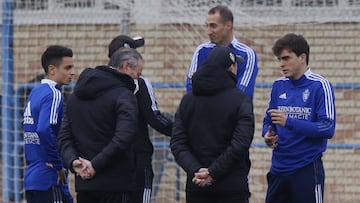 Francho y Petrovic, al fondo, hablan con el cuerpo t&eacute;cnico.