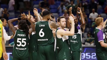 Los jugadores del Unicaja aplauden a la afición.