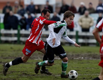 La temporada 2009-2010 fue la de su explosión como futbolista. A lo largo de dicha campaña disputó 26 encuentros en Liga, en los que marcó 6 goles. 
Anotó sus dos primeros goles en primera contra el RCD Español, en el partido disputado en El Prat el 6 de diciembre de 2009 con el resultado final de 0-4.

