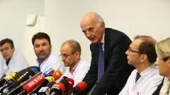 Los doctores del Hospital de Grenoble durante la rueda de prensa de este martes.