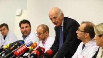 Los doctores del Hospital de Grenoble durante la rueda de prensa de este martes.