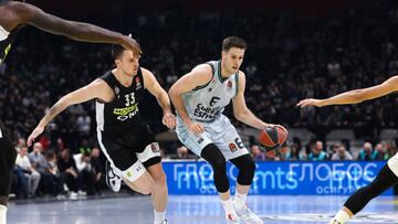 BELGRADE, SERBIA - DECEMBER 01: Xabi Lopez-Arostegu of Valencia Basket competes against Danilo Andjusic of Partizan Mozzart Bet Belgrade during the 2022-23 Turkish Airlines EuroLeague Regular Season Round 11 game between Partizan Mozzart Bet Belgrade and Valencia Basket at Stark Arena on December 1, 2022 in Belgrade, Serbia. (Photo by Nikola Krstic/MB Media/Getty Images)
